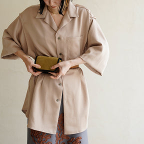 MICHELLE CAMERA ERRAND POUCH / MOSSA LDN｜レディース着用画像 スタイリング コーディネート｜スエード素材の2WAYポーチ｜ITTI（イッチ）公式