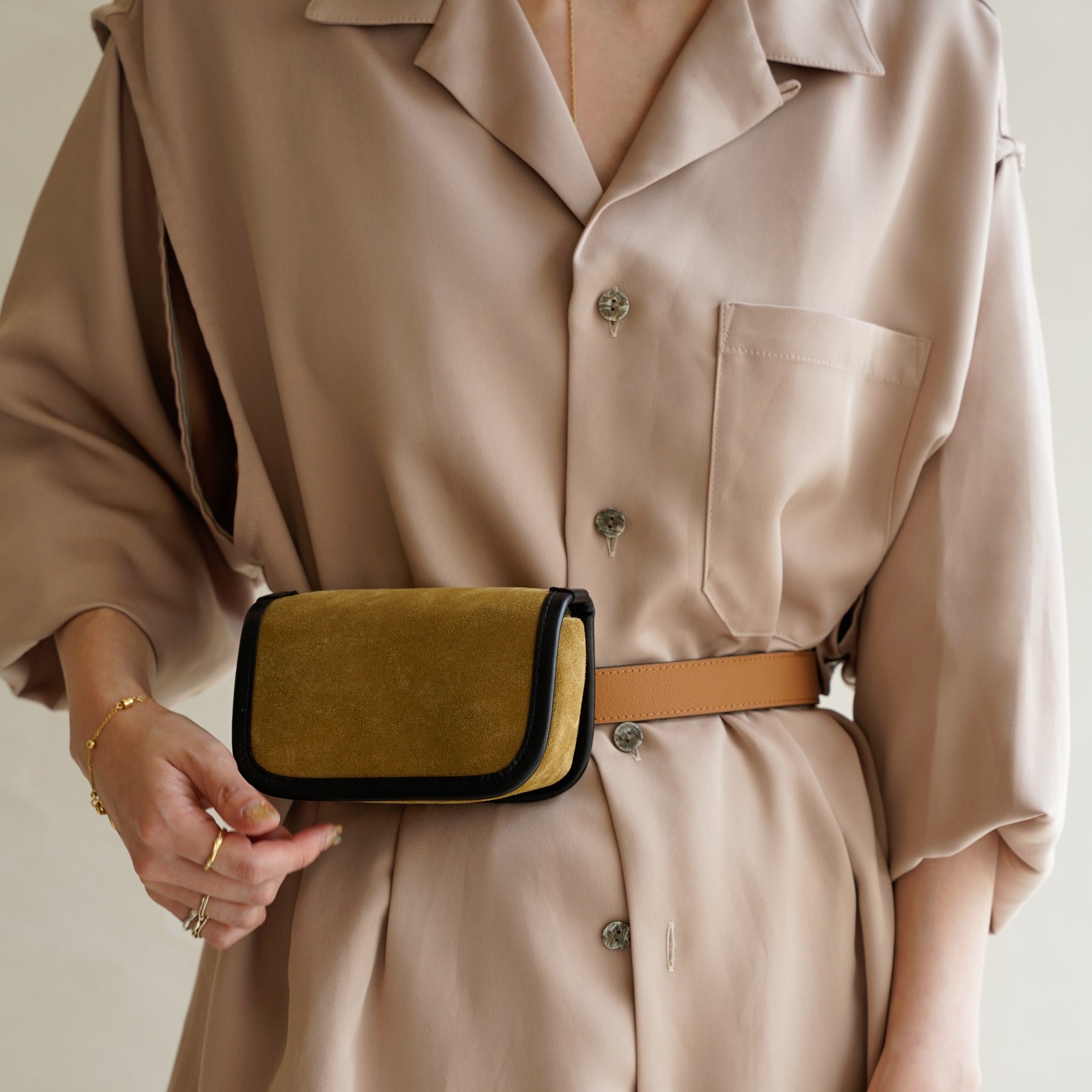 MICHELLE CAMERA ERRAND POUCH / MOSSA LDN｜レディース着用画像 スタイリング コーディネート｜スエード素材の2WAYポーチ｜ITTI（イッチ）公式