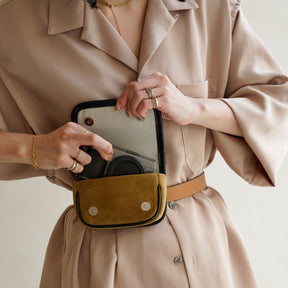 MICHELLE CAMERA ERRAND POUCH / MOSSA LDN｜レディース着用画像 スタイリング コーディネート｜スエード素材の2WAYポーチ｜ITTI（イッチ）公式
