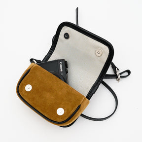 MICHELLE CAMERA ERRAND POUCH / MOSSA LDN｜スエード素材の2WAYポーチ｜ITTI（イッチ）公式