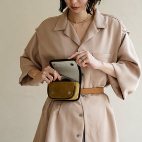 MICHELLE CAMERA ERRAND POUCH / MOSSA LDN｜レディース着用画像 スタイリング コーディネート｜スエード素材の2WAYポーチ｜ITTI（イッチ）公式