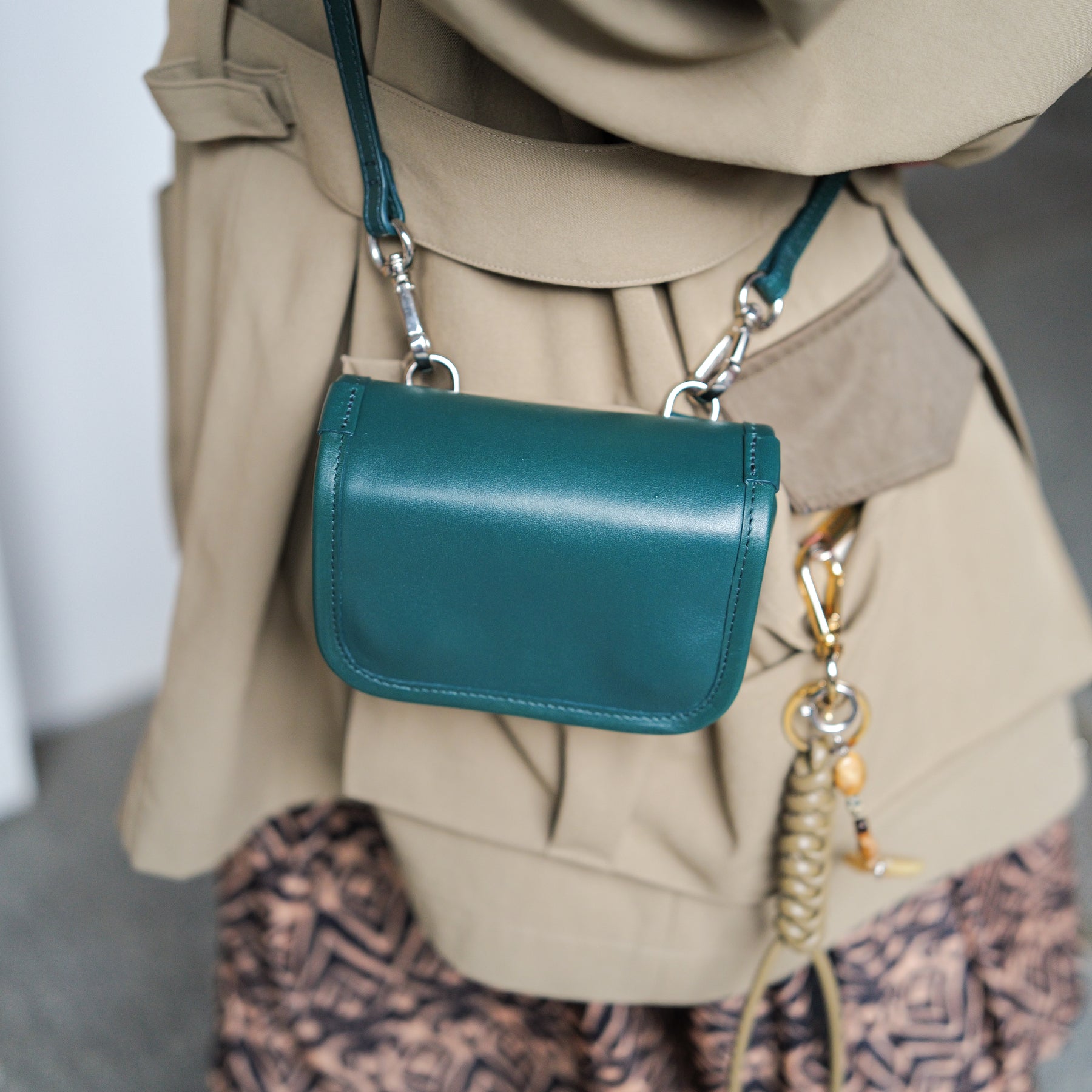 MICHELLE CAMERA ERRAND POUCH / RAPTO FLEX｜2WAY仕様のレザーポーチ スマホ・カメラ対応｜ITTI（イッチ）公式｜モデル着用 スタイリング コーディネート