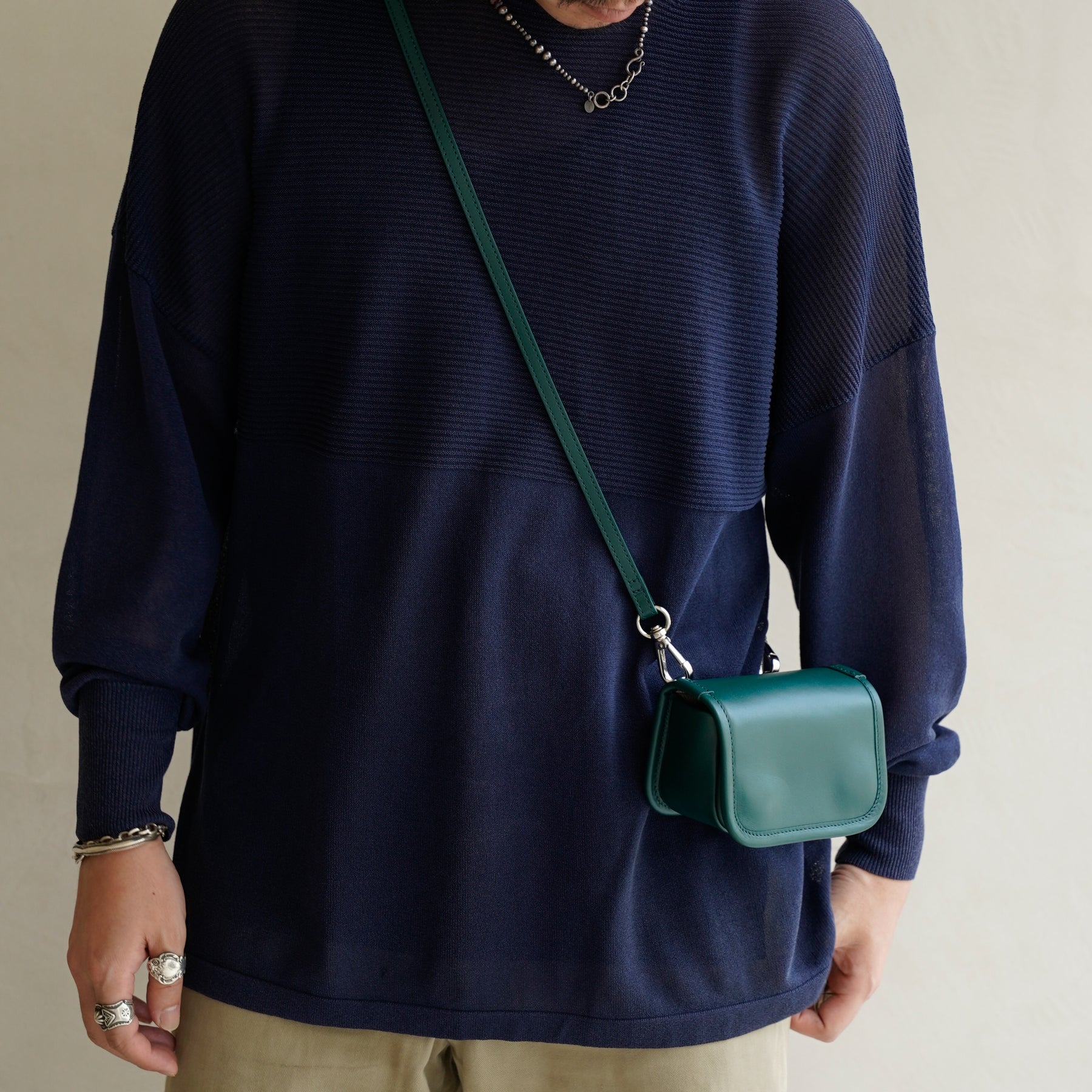 MICHELLE CAMERA ERRAND POUCH / RAPTO FLEX｜2WAY仕様のレザーポーチ スマホ・カメラ対応｜メンズ着用画像 スタイリング コーディネート｜ITTI（イッチ）公式