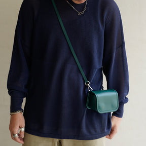 MICHELLE CAMERA ERRAND POUCH / RAPTO FLEX｜2WAY仕様のレザーポーチ スマホ・カメラ対応｜メンズ着用画像 スタイリング コーディネート｜ITTI（イッチ）公式