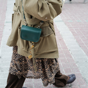 MICHELLE CAMERA ERRAND POUCH / RAPTO FLEX｜2WAY仕様のレザーポーチ スマホ・カメラ対応｜ITTI（イッチ）公式｜モデル着用 スタイリング コーディネート