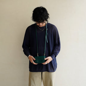 MICHELLE CAMERA ERRAND POUCH / RAPTO FLEX｜2WAY仕様のレザーポーチ スマホ・カメラ対応｜メンズ着用画像 スタイリング コーディネート｜ITTI（イッチ）公式