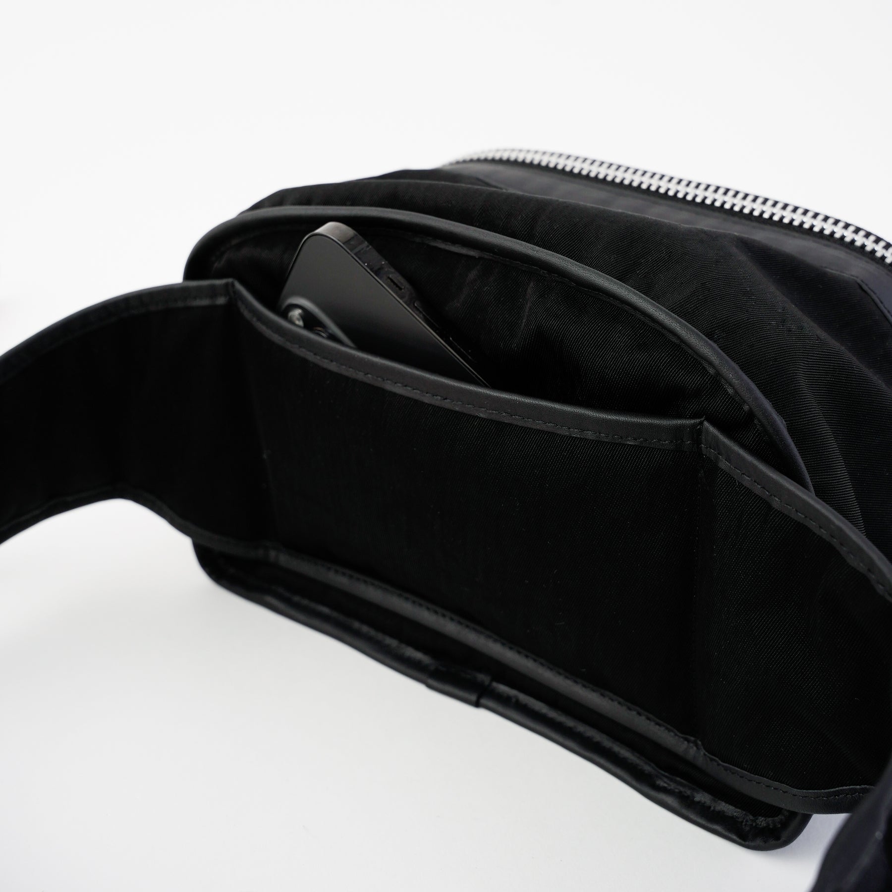 MICHELLE BODY BAG / CERATO BRIGHT H｜2WAY仕様の軽量ボディバッグ メンズ レディース｜ITTI（イッチ）公式