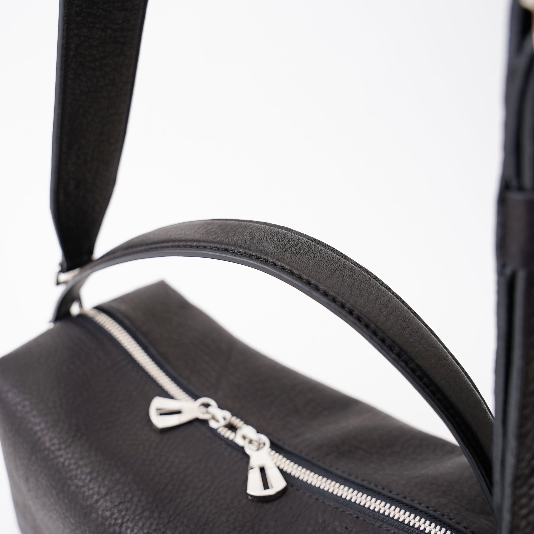 CELLIE TRAIN BAG / DIPLO NUDE｜国産レザー使用 2WAYショルダーバッグ ハンドル職人仕立て メンズ レディース ギフト｜ITTI（イッチ）公式