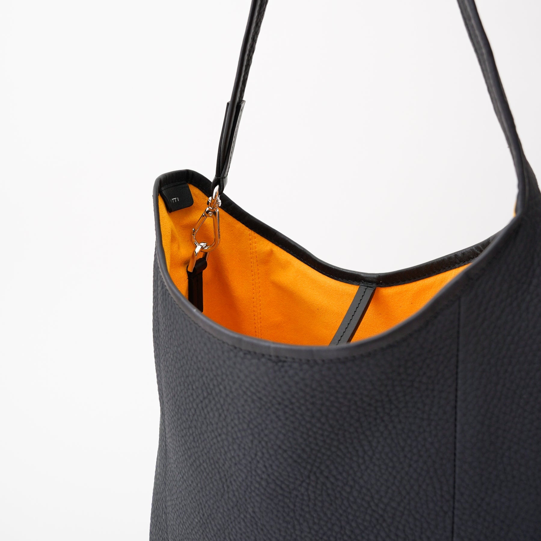 BONNIE HOBO BAG MM / DIPLO SKY｜サステイナブルレザー使用 本革ワンショルダーバッグ 軽量 メンズ レディース ギフト｜ITTI（イッチ）公式