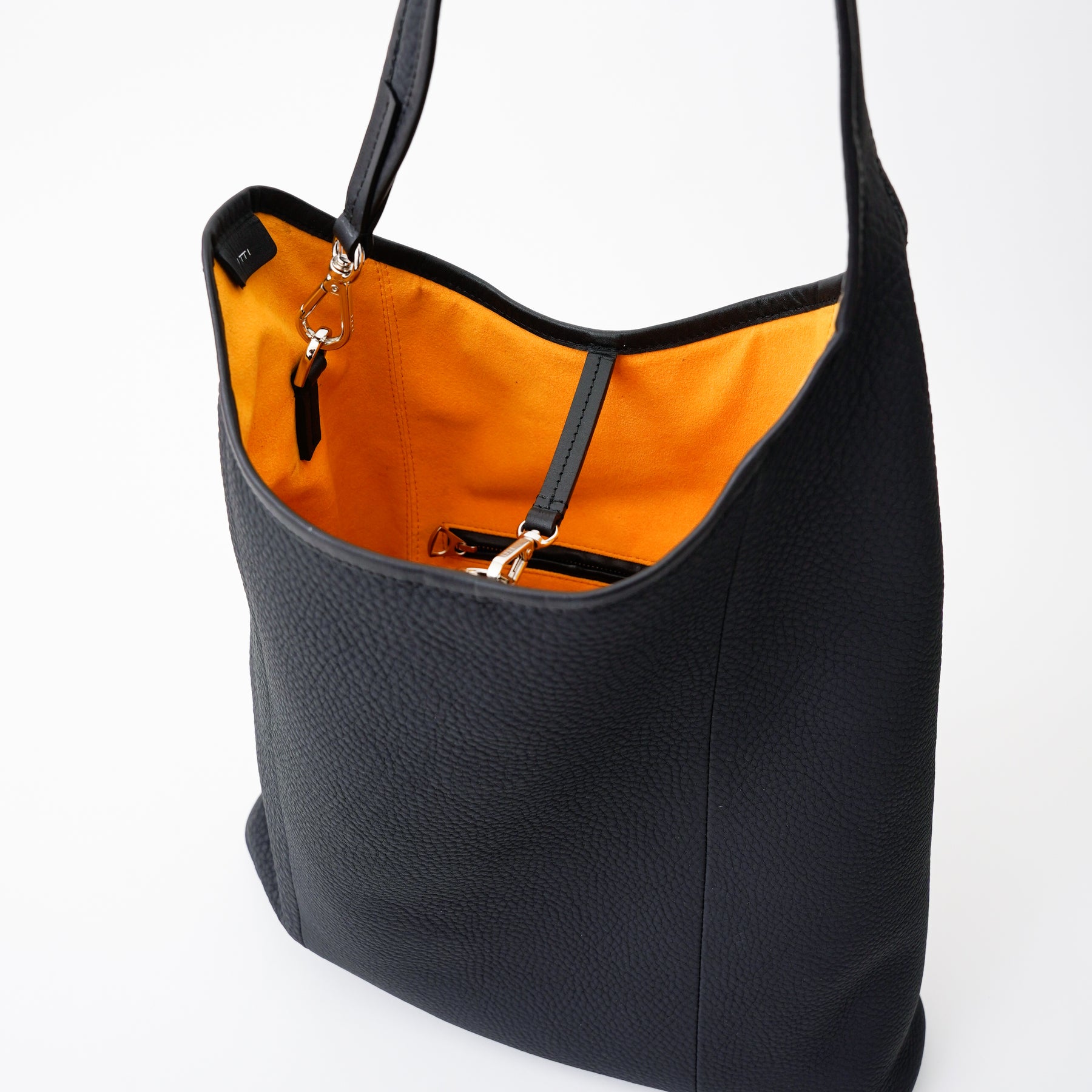 BONNIE HOBO BAG MM / DIPLO SKY｜サステイナブルレザー使用 本革ワンショルダーバッグ 軽量 メンズ レディース ギフト｜ITTI（イッチ）公式