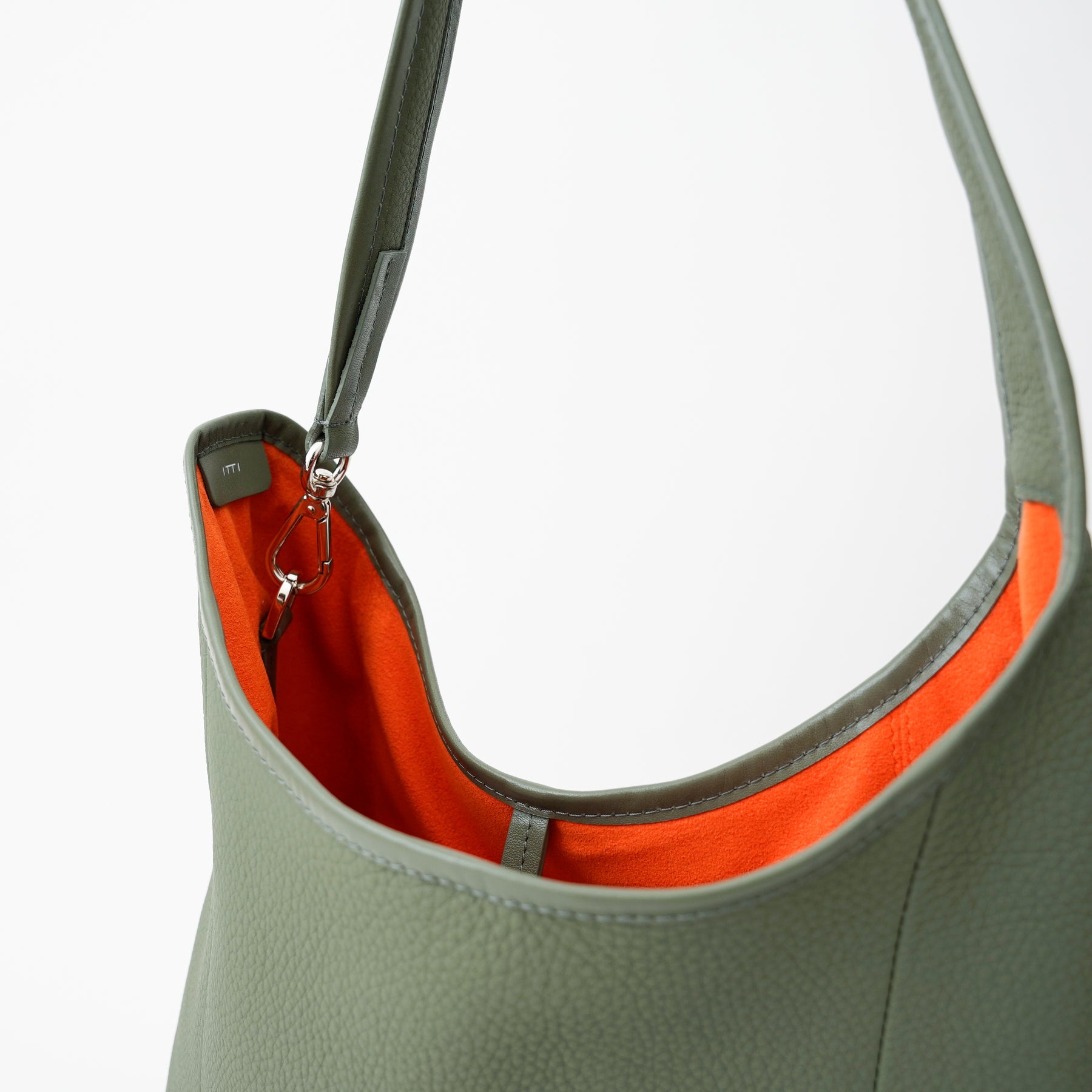 BONNIE HOBO BAG MM / DIPLO SKY｜サステイナブルレザー使用 本革ワンショルダーバッグ 軽量 メンズ レディース ギフト｜ITTI（イッチ）公式