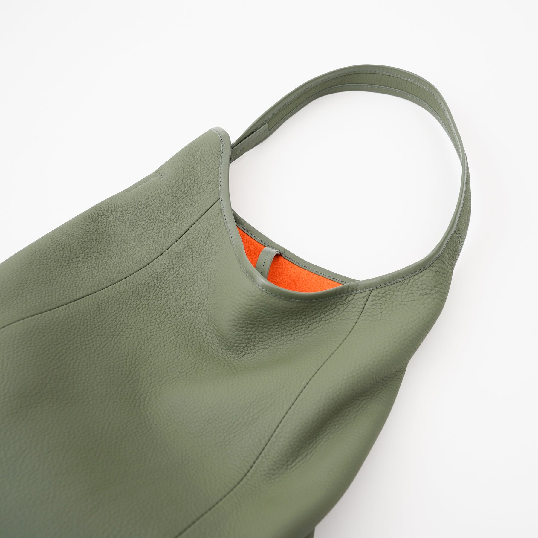 BONNIE HOBO BAG MM / DIPLO SKY｜サステイナブルレザー使用 本革ワンショルダーバッグ 軽量 メンズ レディース ギフト｜ITTI（イッチ）公式