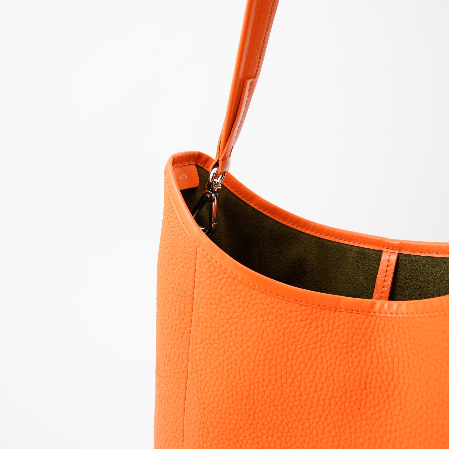 BONNIE HOBO BAG MM / DIPLO SKY｜サステイナブルレザー使用 本革ワンショルダーバッグ 軽量 メンズ レディース ギフト｜ITTI（イッチ）公式