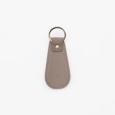 ITTI (イッチ) | HERRIE SHOEHORN KEY HOLDER / DIPLO SKY(ヘリーシューホーンキーホルダー/ディプロスカイ) キーリング 鍵 靴ベラ アクセサリー ギフト プレゼント 贈り物 父の日 メンズ レディース レザー グッズ 革小物 製品  アクセサリー