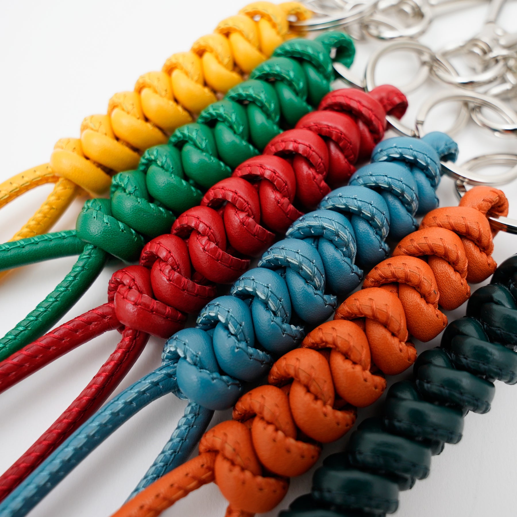 CRISTY SNAKE KNOT CHARM / STCOW