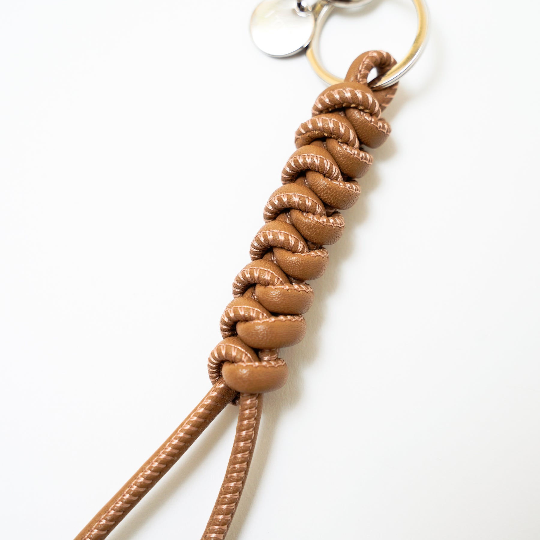 CRISTY SNAKE KNOT CHARM / STCOW (クリスティスネークノットチャーム / ステッチカウレザー) - ITTI (イッチ) キーチャーム キーホルダー キーリング アクセサリー 革紐 レザー コード メンズ レディース 茶色 キャメル ベージュ タン