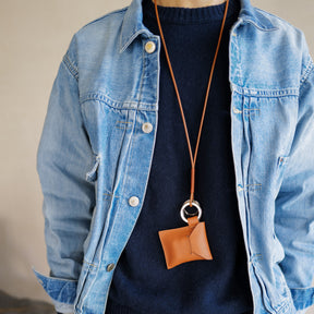 HERRIE FUTO PODS RING / RAPTO PREMIER｜AirPods対応 本革チャーム｜ITTI（イッチ）公式｜メンズ レディース モデル着用 スタイリング 組み合わせ