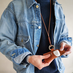 HERRIE FUTO PODS RING / RAPTO PREMIER｜AirPods対応 本革チャーム｜ITTI（イッチ）公式｜メンズ レディース モデル着用 スタイリング 組み合わせ