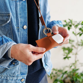 HERRIE FUTO PODS RING / RAPTO PREMIER｜AirPods対応 本革チャーム｜ITTI（イッチ）公式｜メンズ レディース モデル着用 スタイリング 組み合わせ