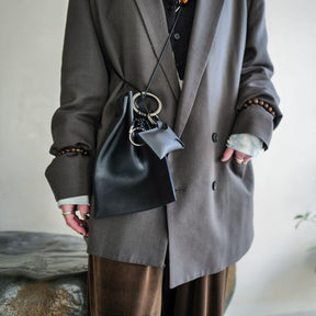 HERRIE FUTO PODS RING / RAPTO PREMIER｜AirPods対応 本革チャーム｜ITTI（イッチ）公式｜メンズ レディース モデル着用 スタイリング 組み合わせ