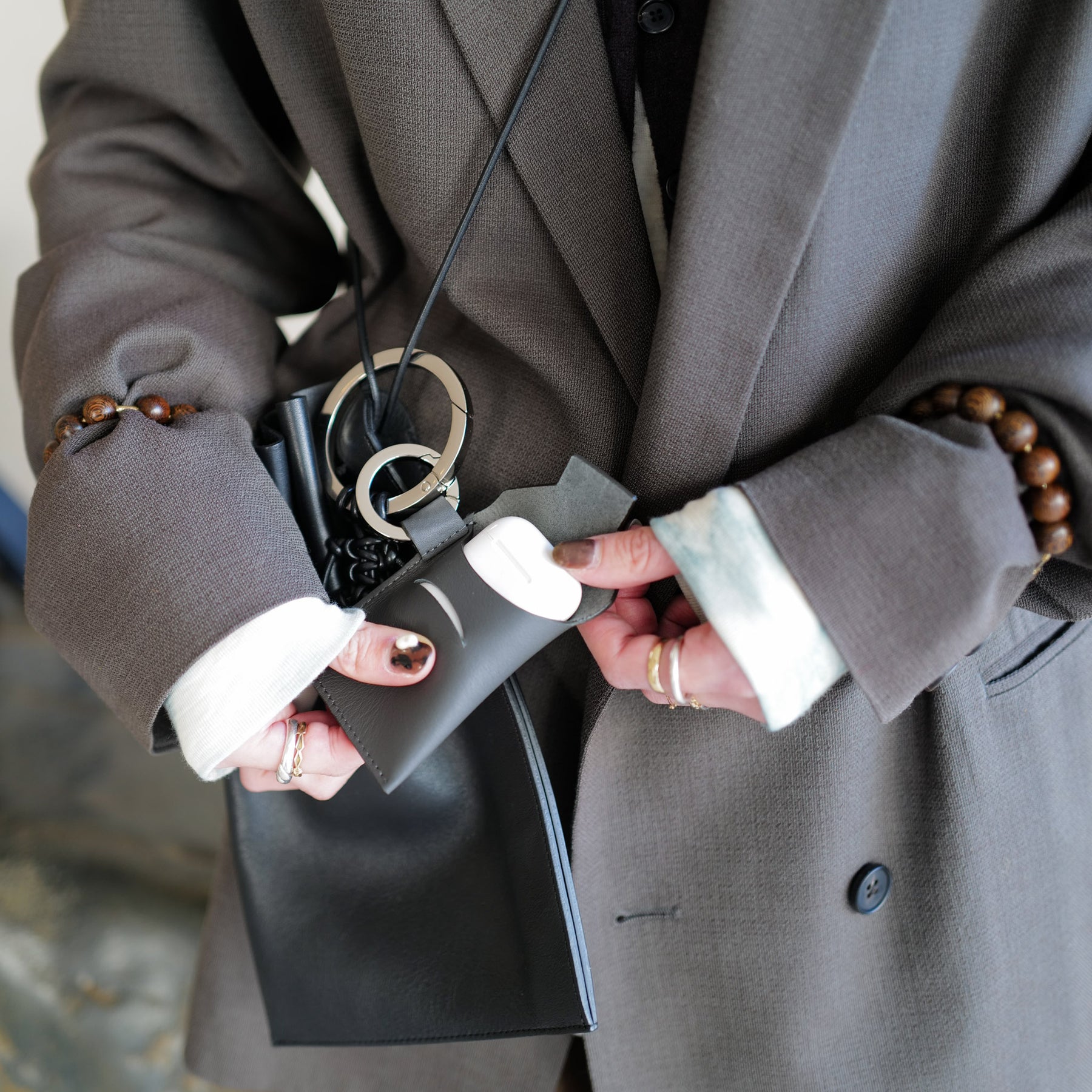 HERRIE FUTO PODS RING / RAPTO PREMIER｜AirPods対応 本革チャーム｜ITTI（イッチ）公式｜メンズ レディース モデル着用 スタイリング 組み合わせ