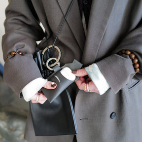 HERRIE FUTO PODS RING / RAPTO PREMIER｜AirPods対応 本革チャーム｜ITTI（イッチ）公式｜メンズ レディース モデル着用 スタイリング 組み合わせ