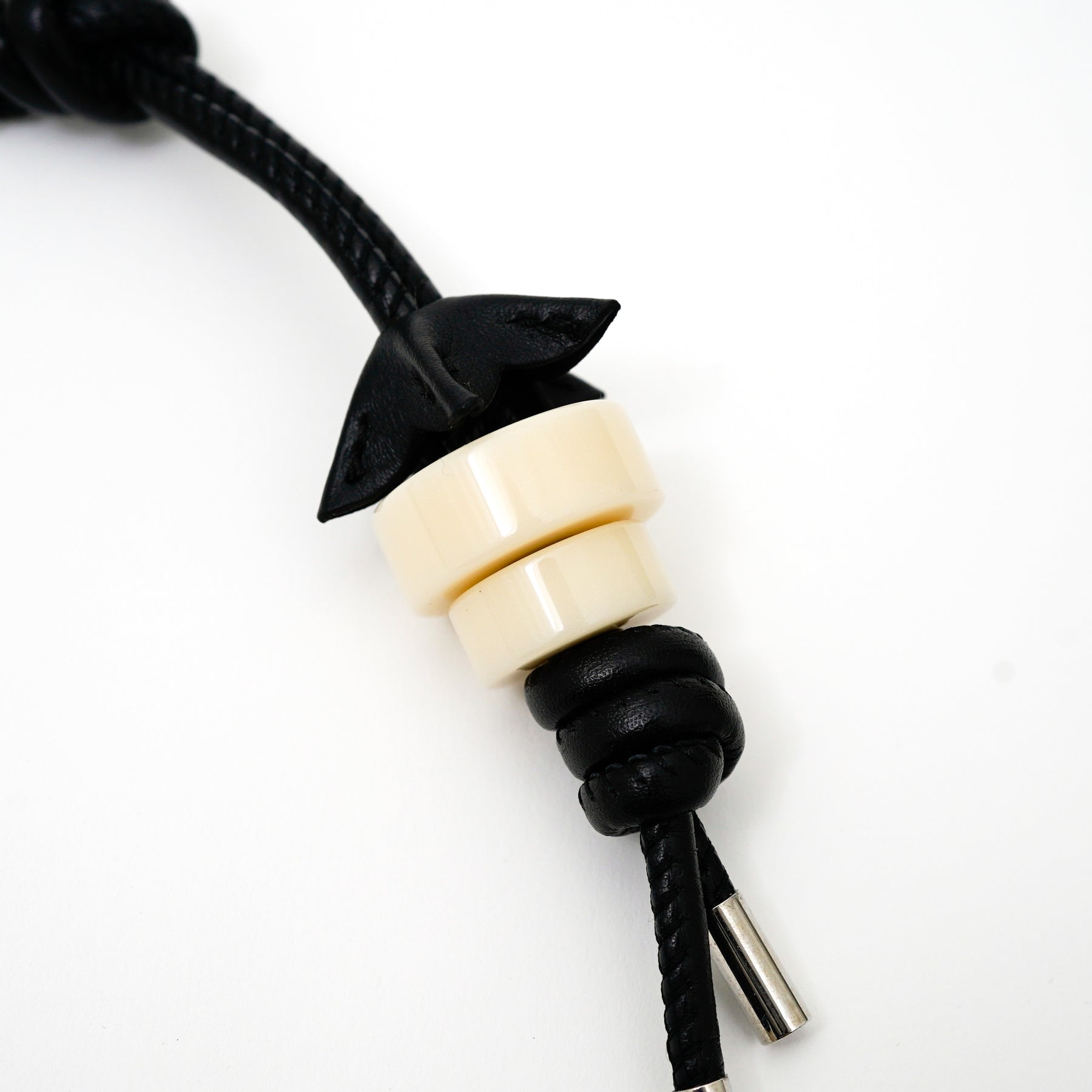 CRISTY FLOWER KNOT CHARM / STCOW｜アート感覚チャーム 本革アクセサリー｜ITTI（イッチ）公式