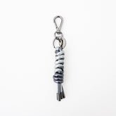CRISTY TWO CODE SNAKE KNOT CHARM / STCOW｜つゆ結び 本革チャーム キーホルダー メンズ レディース ギフト｜ITTI（イッチ）公式