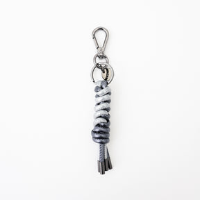 CRISTY TWO CODE SNAKE KNOT CHARM / STCOW｜つゆ結び 本革チャーム キーホルダー メンズ レディース ギフト｜ITTI（イッチ）公式