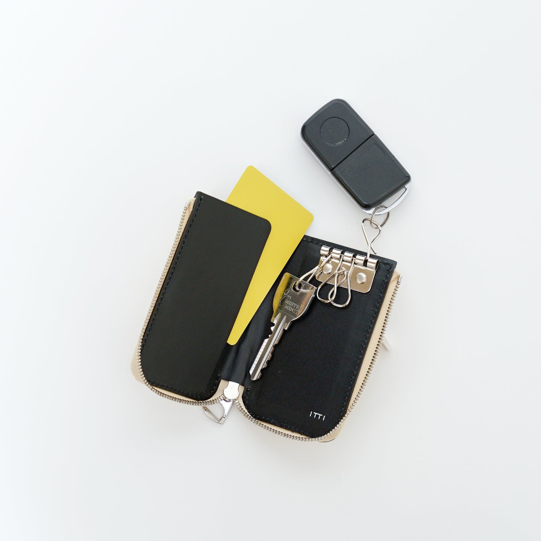 ITTI (イッチ) | CRISTY KEY CARD CASE / OSTRICH (クリスティ キーカードケースケース) | 鍵 スマート 収納 L字ファスナー レザー メンズ レディース ブランド オフホワイト ベージュ アイボリー 生成り きなり キナリ ブラック 黒 black