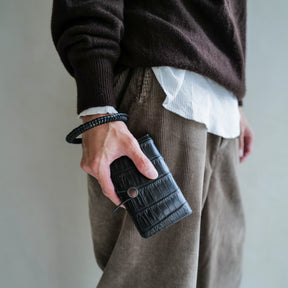 CRISTY WIND SMART MID WLT / CROCO｜クロコダイル使用 ミニ財布 二つ折り｜ITTI（イッチ）公式｜メンズモデル 手持ち 使用方法