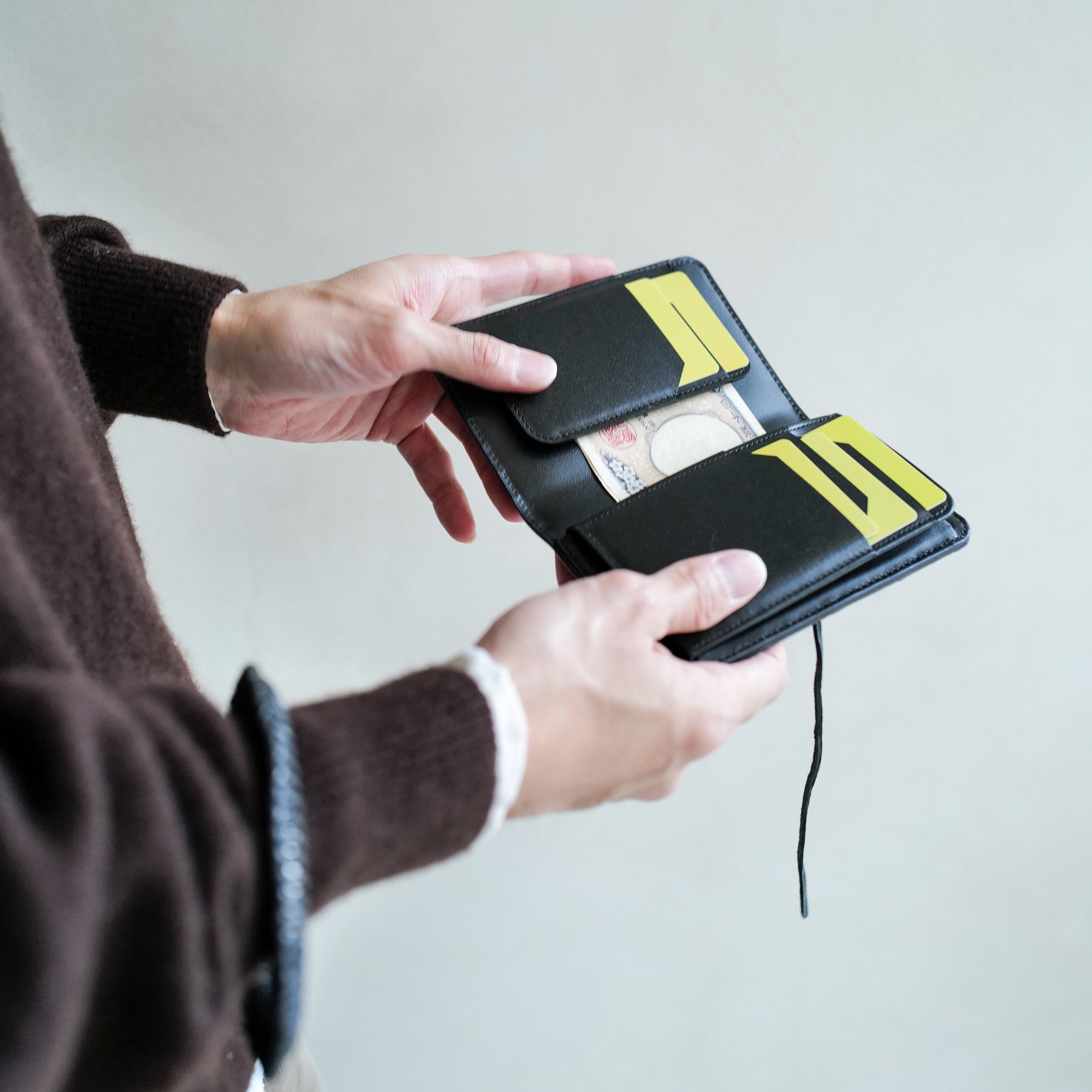 CRISTY WIND SMART MID WLT / CROCO｜クロコダイルレザー 使用 ミニ財布 二つ折り｜ITTI（イッチ）公式｜メンズモデル 手持ち 着用