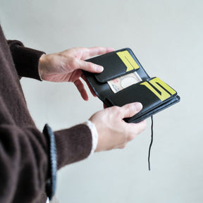 CRISTY WIND SMART MID WLT / CROCO｜クロコダイルレザー 使用 ミニ財布 二つ折り｜ITTI（イッチ）公式｜メンズモデル 手持ち 着用