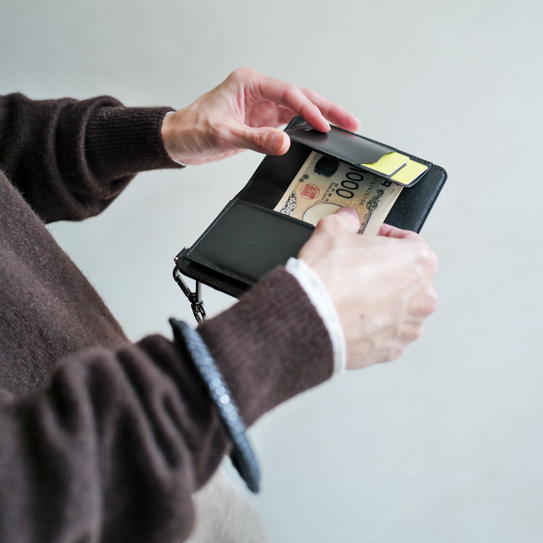 CRISTY WIND SMART MID WLT / CROCO｜クロコダイルレザー 使用 ミニ財布 二つ折り｜ITTI（イッチ）公式｜メンズモデル 手持ち 着用