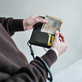 CRISTY WIND SMART MID WLT / CROCO｜クロコダイルレザー 使用 ミニ財布 二つ折り｜ITTI（イッチ）公式｜メンズモデル 手持ち 着用｜紙幣入れ