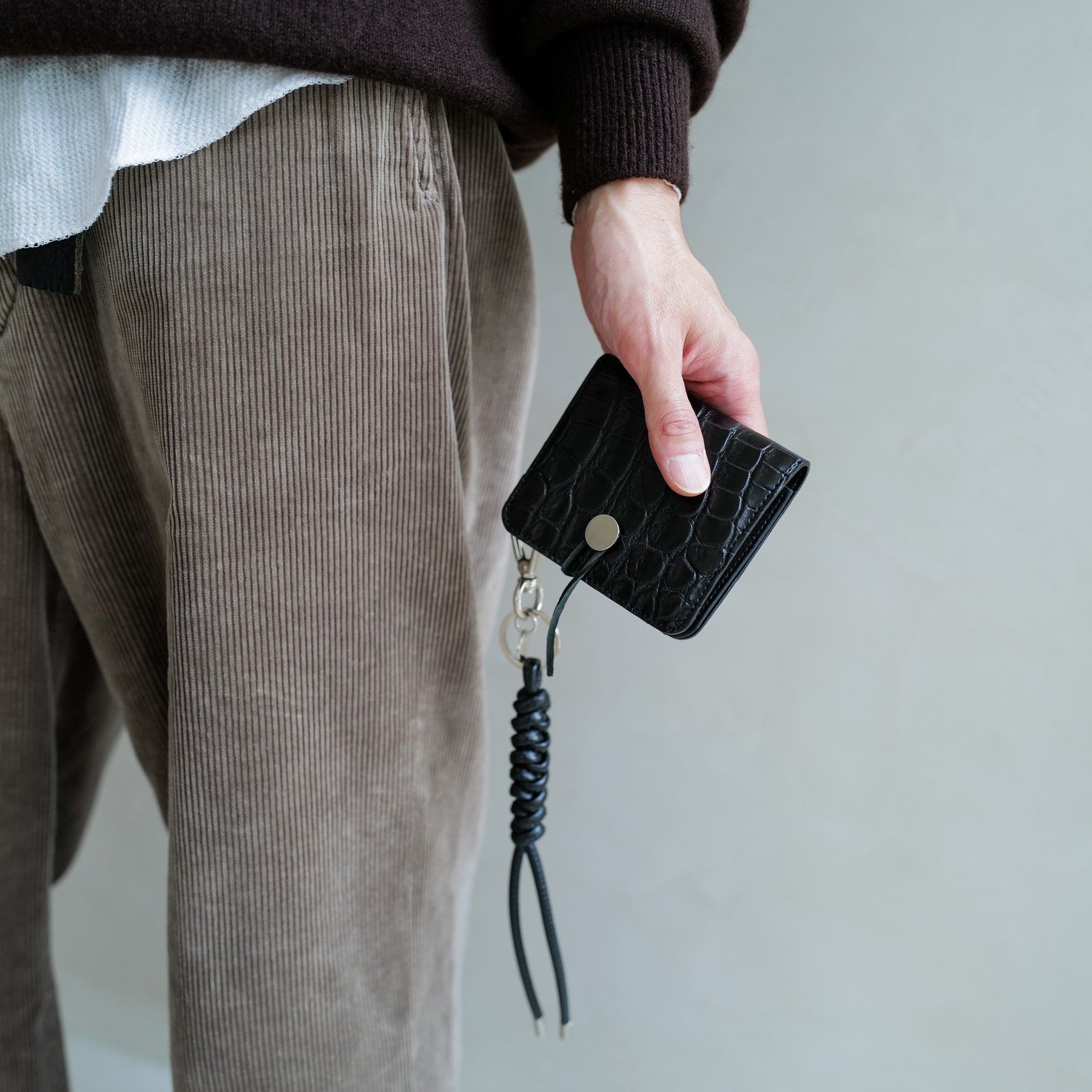 CRISTY WIND COMPACT WLT / CROCO｜クロコダイル ミニ財布｜ITTI（イッチ）公式｜メンズモデル 着用イメージ 手持ち画像