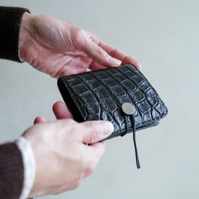 CRISTY WIND COMPACT WLT / CROCO｜クロコダイル ミニ財布｜ITTI（イッチ）公式｜メンズモデル 着用イメージ 手持ち画像
