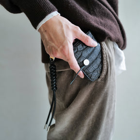 CRISTY WIND COMPACT WLT / CROCO｜クロコダイル ミニ財布｜ITTI（イッチ）公式｜メンズモデル 着用イメージ 手持ち画像