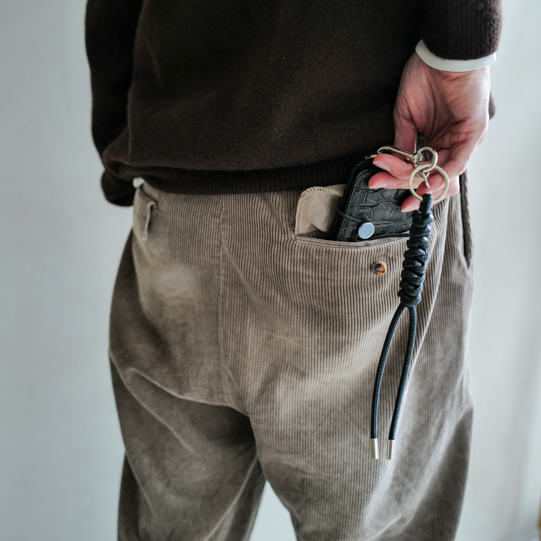 CRISTY WIND COMPACT WLT / CROCO｜クロコダイル ミニ財布｜ITTI（イッチ）公式｜メンズモデル 着用イメージ 手持ち画像