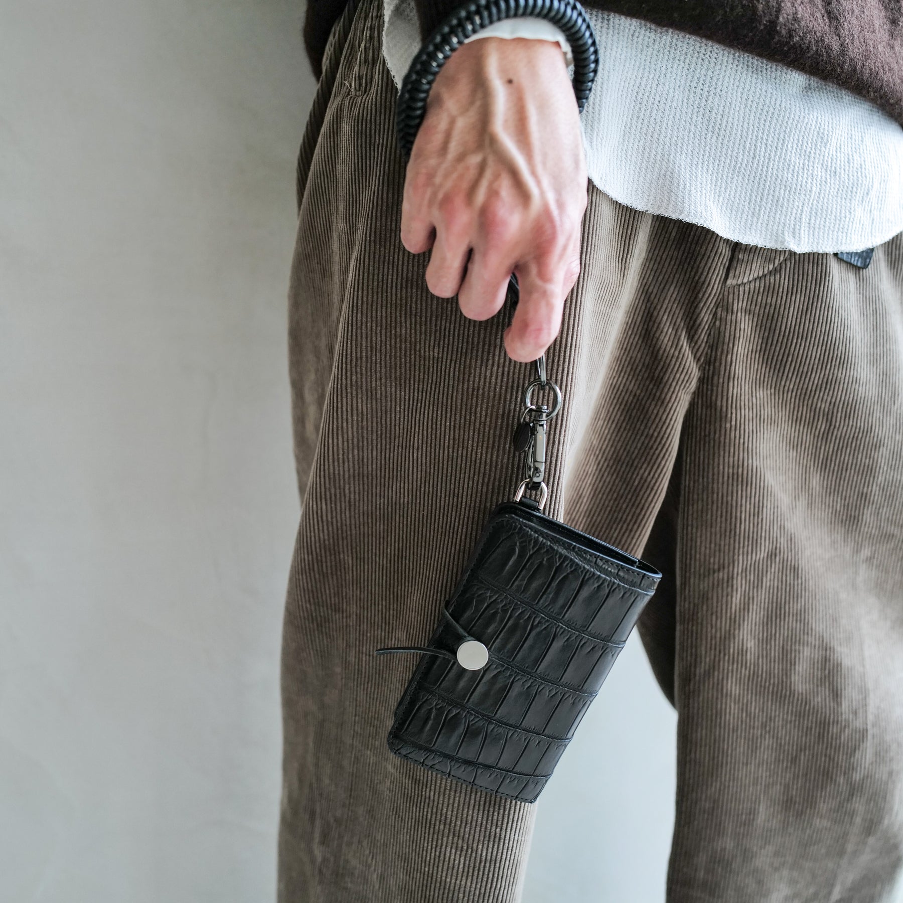 CRISTY WIND SMART MID WLT / CROCO｜クロコダイルレザー 使用 ミニ財布 二つ折り｜ITTI（イッチ）公式｜メンズモデル 手持ち 着用