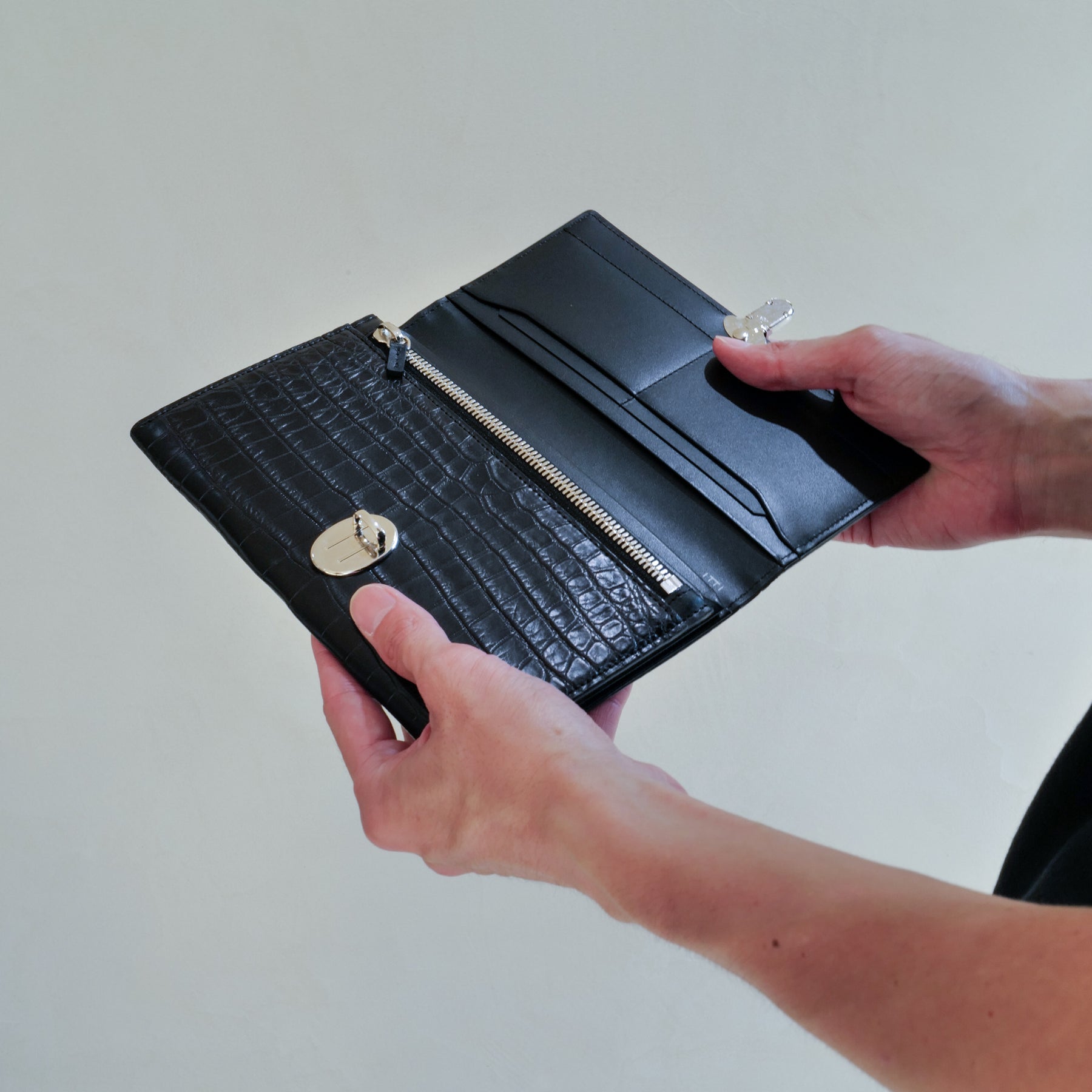 ITTI (イッチ) | MICHELLE FUKIN CLUTCH POUCH / CROCO (ミッシェル風琴クラッチポーチ / クロコダイル) 財布 長 さいふ サイフ ショルダー 斜め掛け スマートフォン 携帯 バッグ 鞄 かばん カバン エキゾチック ブランド メンズ レディース ブラック 黒