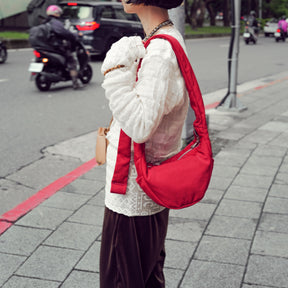 ANNIE PUFFER TOWN MOON BAG / CERATO BRIGHT｜三日月バッグ 軽量 撥水 ショルダー 中綿 ナイロン メンズ レディース｜ITTI（イッチ）公式｜モデル着用 スタイリング コーディネート ファッションスナップ