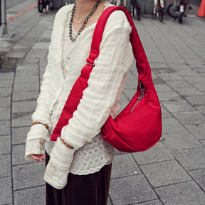 ANNIE PUFFER TOWN MOON BAG / CERATO BRIGHT｜三日月バッグ 軽量 撥水 ショルダー 中綿 ナイロン メンズ レディース｜ITTI（イッチ）公式｜モデル着用 スタイリング コーディネート ファッションスナップ