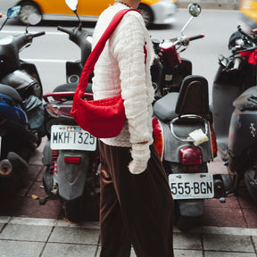 ANNIE PUFFER TOWN MOON BAG / CERATO BRIGHT｜三日月バッグ 軽量 撥水 ショルダー 中綿 ナイロン メンズ レディース｜ITTI（イッチ）公式｜モデル着用 スタイリング コーディネート ファッションスナップ