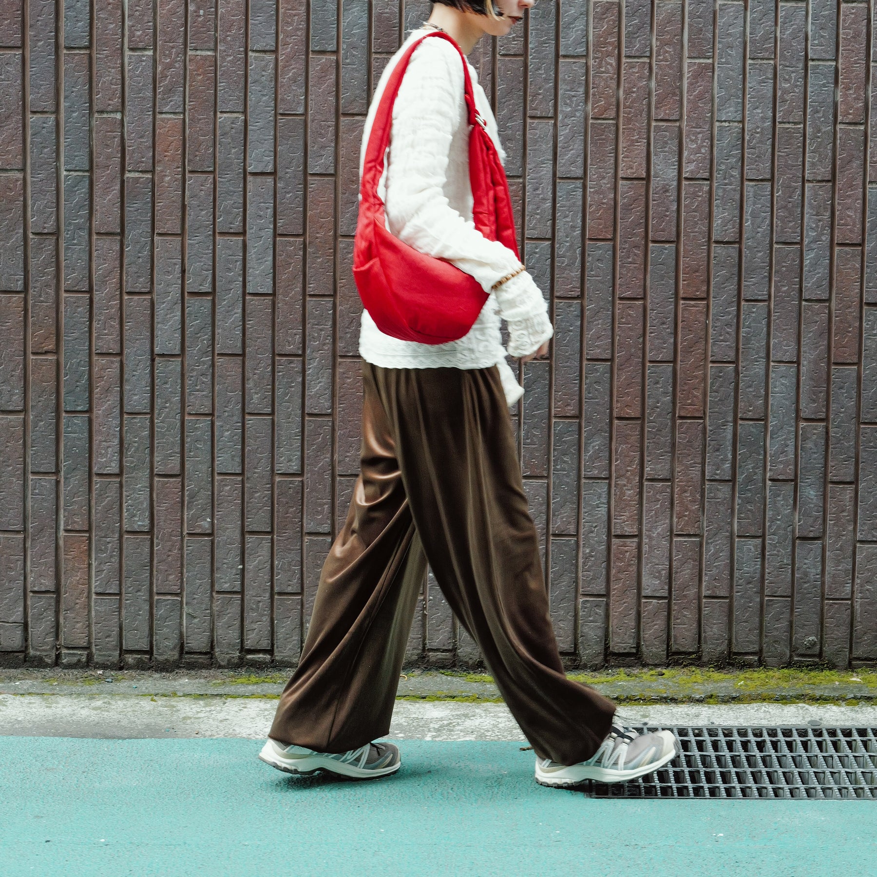 ANNIE PUFFER TOWN MOON BAG / CERATO BRIGHT｜三日月バッグ 軽量 撥水 ショルダー 中綿 ナイロン メンズ レディース｜ITTI（イッチ）公式｜モデル着用 スタイリング コーディネート ファッションスナップ