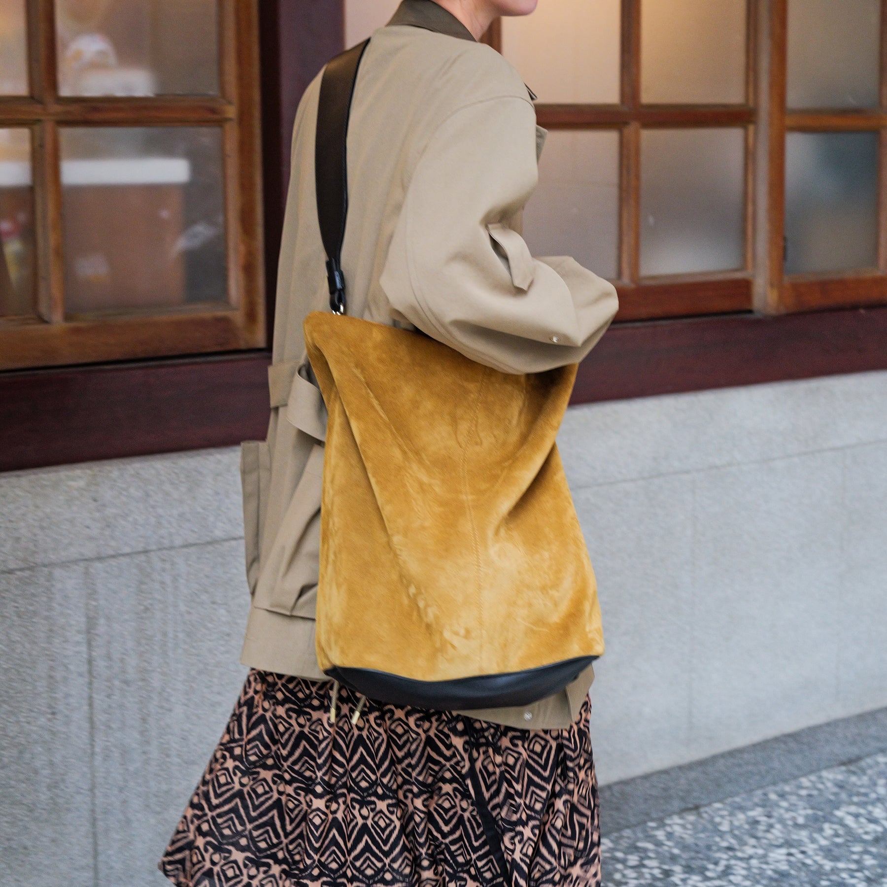 BONNIE BUCKET SHOULDER / MOSSA LDN｜高機能スエード×洗練デザイン バケットバッグ｜ITTI（イッチ）公式｜モデル着用 スタイリング コーディネート