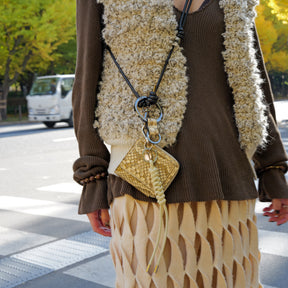 CRISTY VERY COMPACT WLT .5 / GOLD MOLURUS｜ゴールドパイソン ミニ財布｜ITTI（イッチ）公式｜メンズ レディース 着用イメージ スタイリング コーディネート