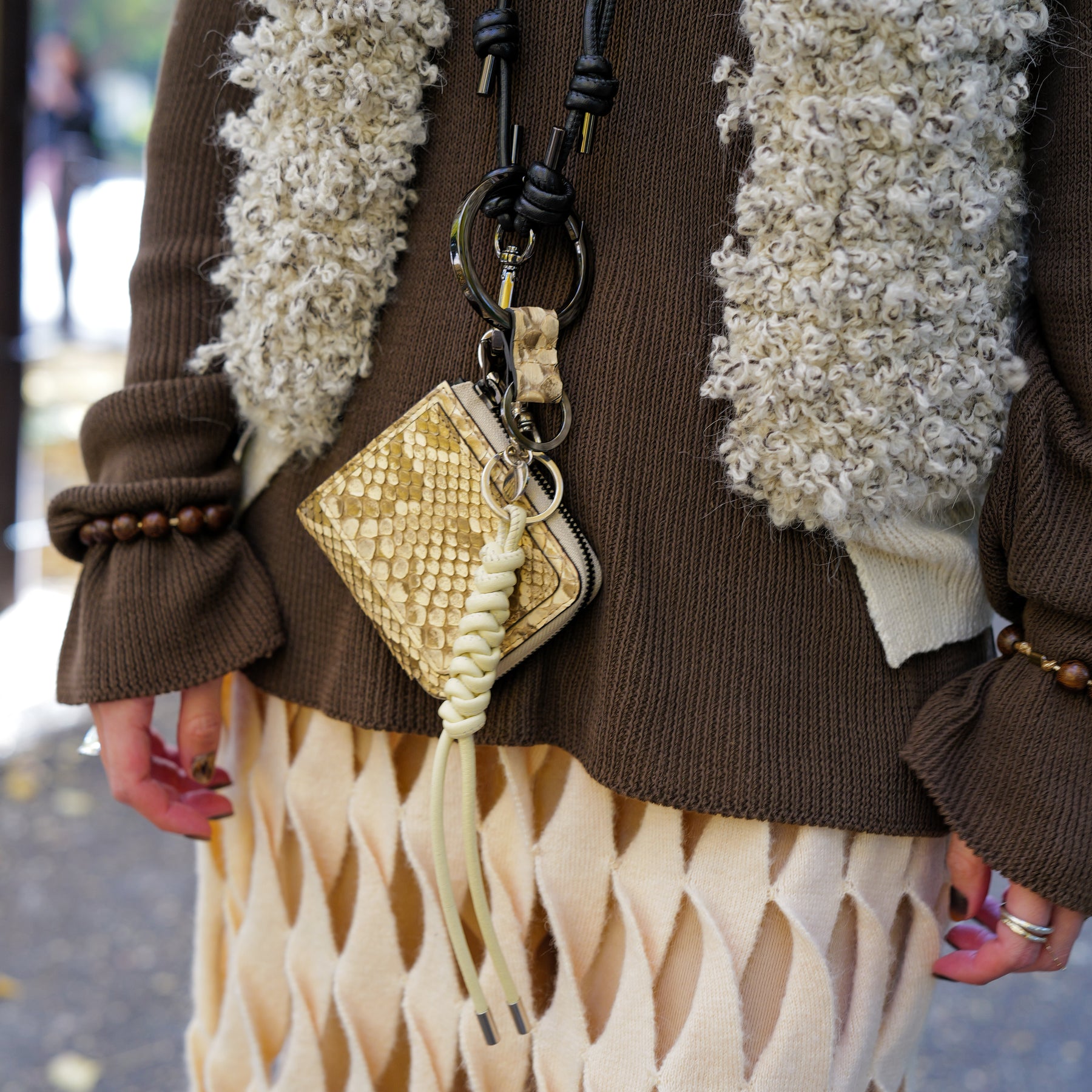 CRISTY VERY COMPACT WLT .5 / GOLD MOLURUS｜ゴールドパイソン ミニ財布｜ITTI（イッチ）公式｜メンズ レディース 着用イメージ スタイリング コーディネート