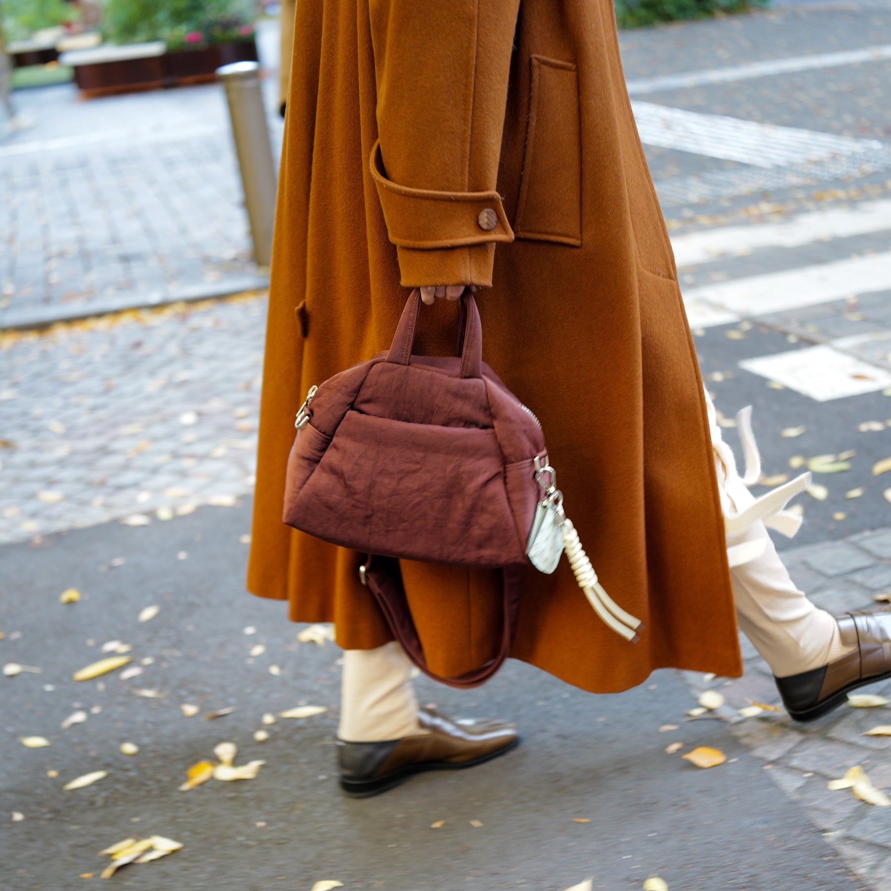 ANNIE PUFFER MINI MADISON BAG / CERATO BRIGHT｜撥水 中綿入り ナイロンバッグ ミニショルダー 斜め掛け レディース メンズ｜ITTI（イッチ）公式｜モデル着用イメージ スタイリング コーディネート