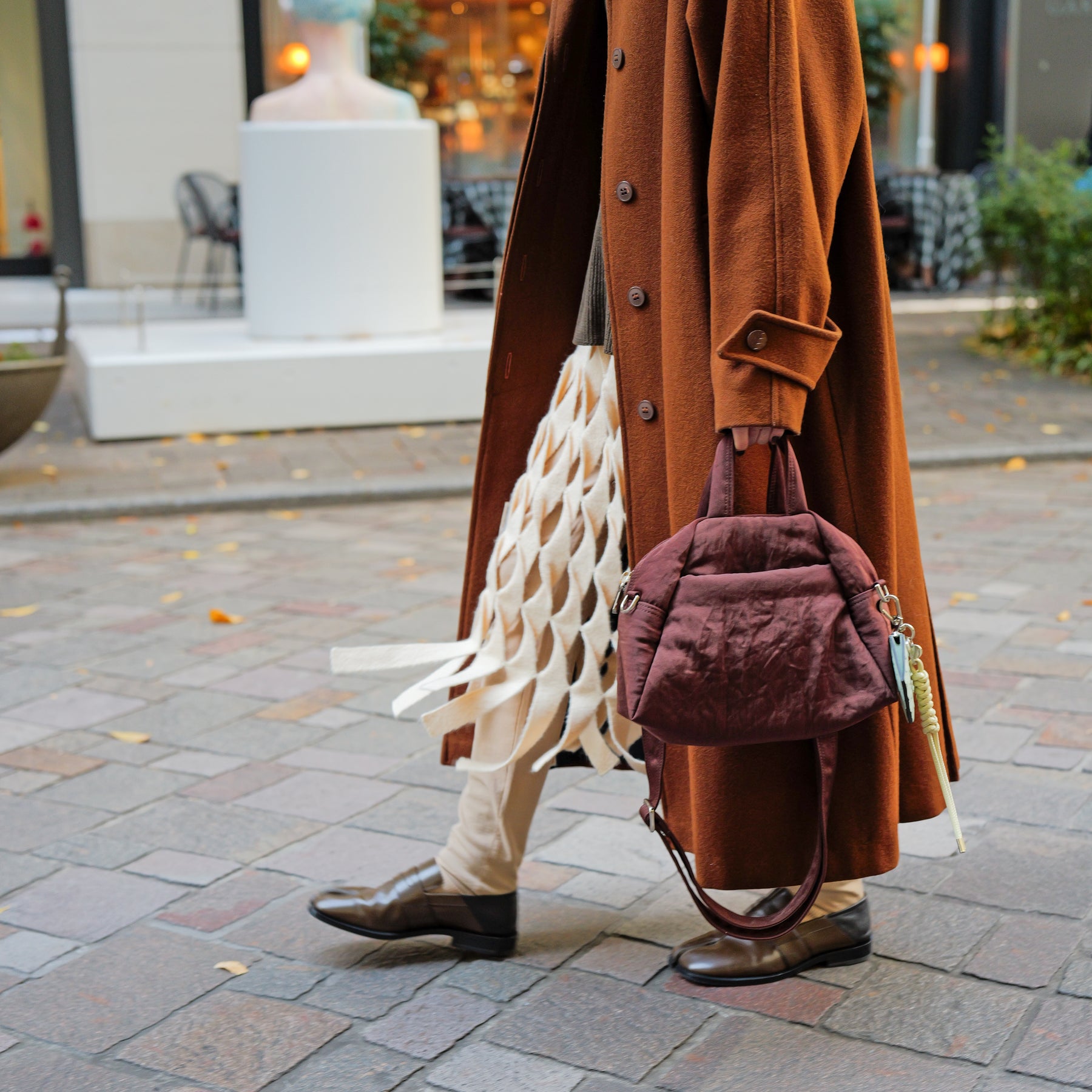 ANNIE PUFFER MINI MADISON BAG / CERATO BRIGHT｜撥水 中綿入り ナイロンバッグ ミニショルダー 斜め掛け レディース メンズ｜ITTI（イッチ）公式｜モデル着用イメージ スタイリング コーディネート